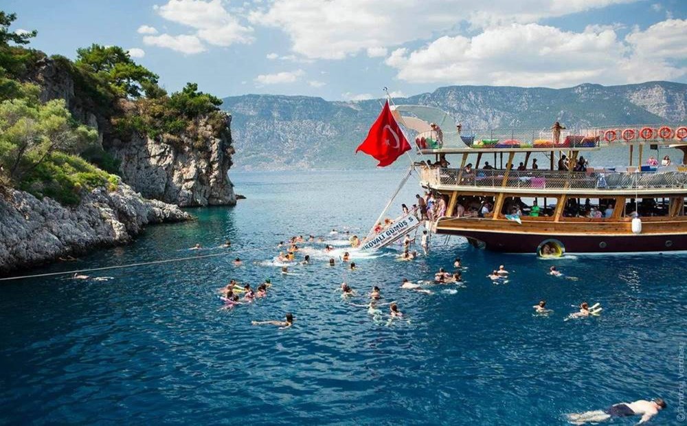 Marmaris boat trip with turquoise sea and coastal views